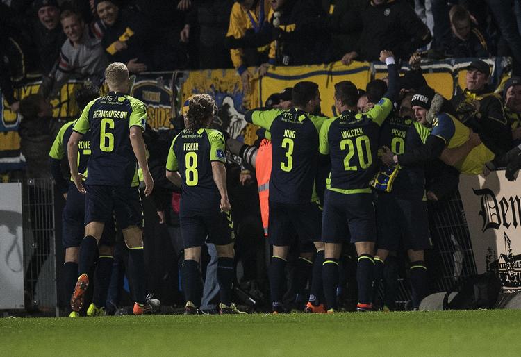 Brøndby-spillernes jubel var, naturligvis, enorm, efter at Christian Nørgaard få minutter før tid havde sparket 1-0-bolden ind i pokalkvartfinalen mod SønderjyskE i Haderslev

   Claus Fisker/Ritzau Scanpix