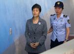 Sydkoreas tidligere præsident Park Geun-hye fotograferet, da hun ankom til retten i juli sidste år.  Kim Hong-ji/AP