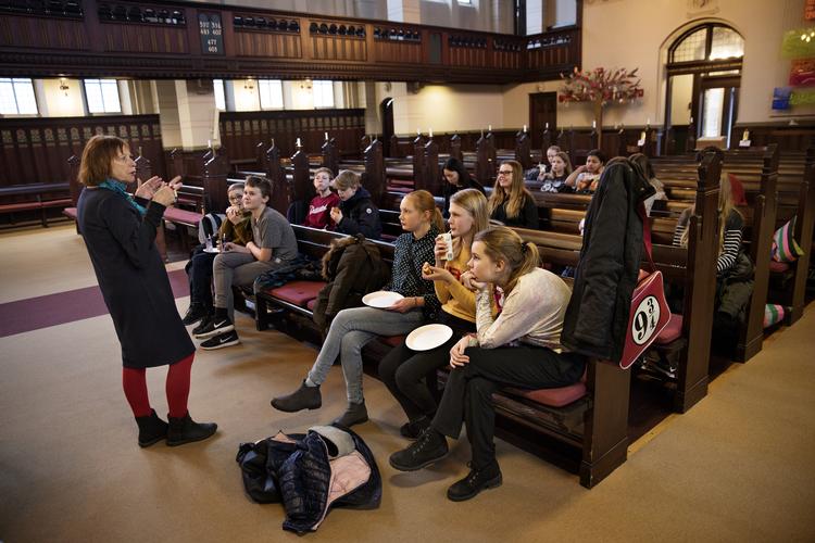 Der er stille på kirkebænkene i Kristkirken på Vesterbro, når præst Mette Gramstrup fortæller om Guds kærlighed og Jesu liv. Hun oplever, at de unge tager budskaberne ind og kan bruge dem i deres eget liv.  Jacob Ehrbahn/POLFOTO