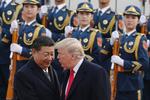 Den kinesiske præsident, Xi Jinping, bløder umiddelbart op over for USA i en ulmende handelsstrid. Her ses Xi Jinping sammen med Donald Trump, da den amerikanske præsident i november sidste år besøgte Kina. Andy Wong/AP