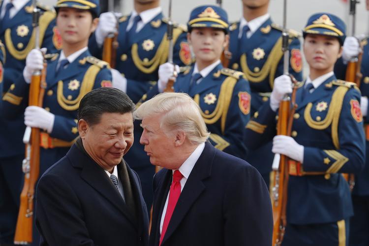 Den kinesiske præsident, Xi Jinping, bløder umiddelbart op over for USA i en ulmende handelsstrid. Her ses Xi Jinping sammen med Donald Trump, da den amerikanske præsident i november sidste år besøgte Kina. Andy Wong/AP