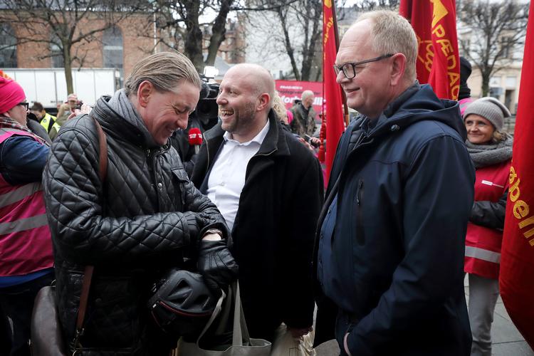 Flemming Vinther, CFU, Lars Qvistgaard, akademikerne og Forbundesformand for socialpædagogerne Benny Andersen fotograferet foran Forligsinstitutionen tidligere på ugen. 
   Jens Dresling/POLFOTO