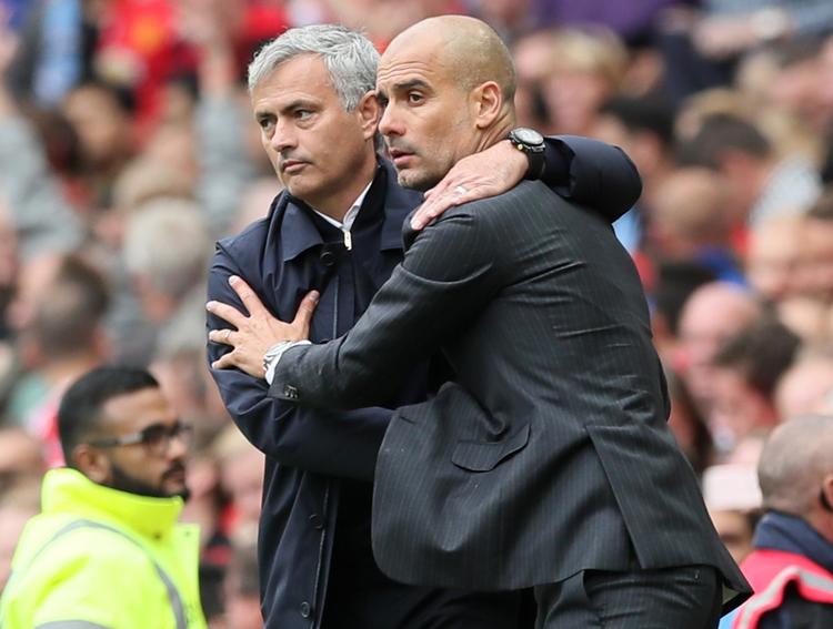 De to Manchester-klubbers trænere, Jose Mourinho (tv.) fra United og Pep Guardiola fra City, repræsenterer to vidt forskellige syn på, hvordan man skal spille fodbold. 
    Martin Rickett/AP