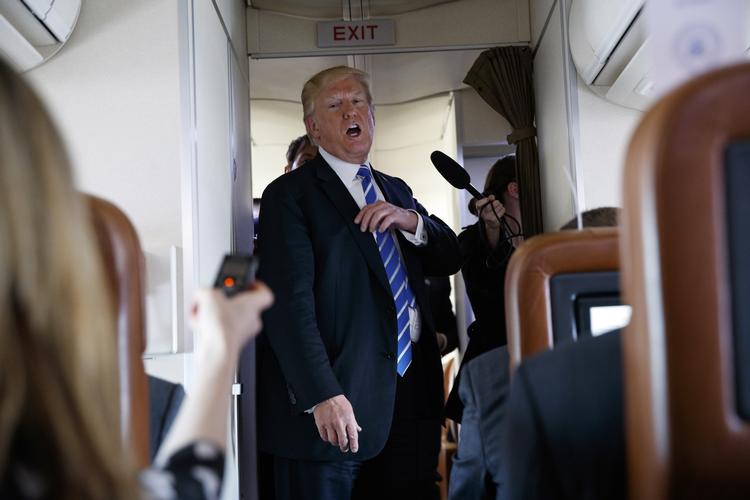 Journalisterne stod klar, da Donald Trump trådte ud af Air Force One i Washington D.C. Evan Vucci/AP