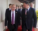 Oleg Deripaska (th.) er en af de russiske oligarker med tætte forbindelser til Ruslands præsident Putin, der rammes af USA's sanktioner. Mikhail Klimentyev/AP