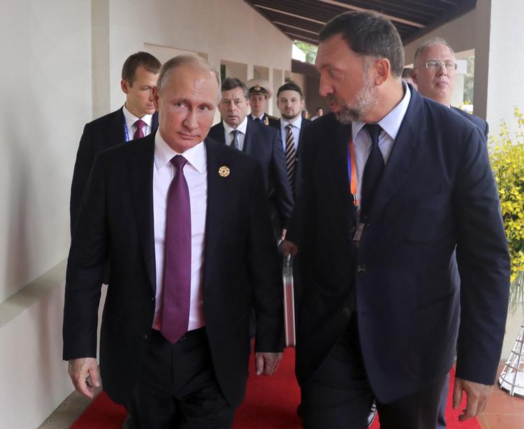 Oleg Deripaska (th.) er en af de russiske oligarker med tætte forbindelser til Ruslands præsident Putin, der rammes af USA's sanktioner. Mikhail Klimentyev/AP