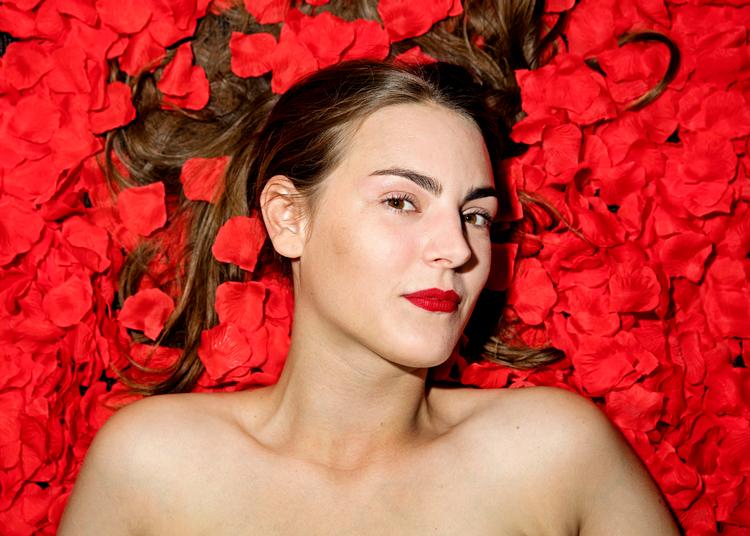 'Er det sundt at se porno?', spurgte værterne - her Satie Espersen - i den seneste udgave af programmet 'Tændt' på P1. Porno er traditionelt ikke regnet som public service, men har de senere år sneget sig ind hos DR - på en informativ måde, siger en medieforsker.  Agnete Schlichtkrull/DR (arkiv)