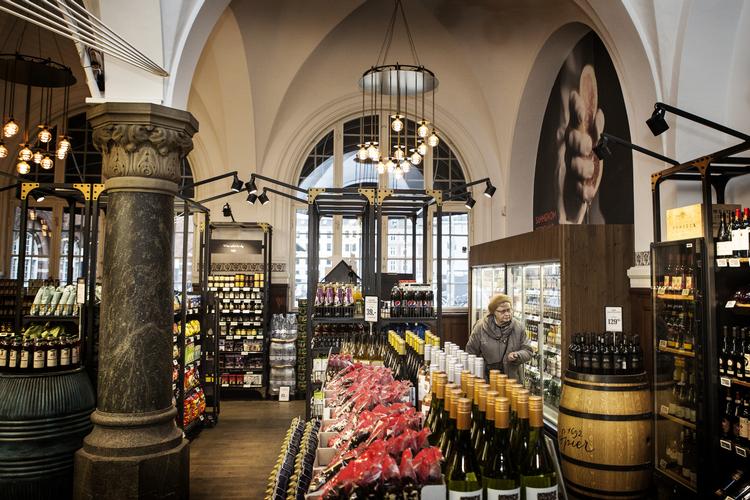 I 2015 åbnede Coop Madcooperativet i helt nyindrettede lokaler på hovedbanegården. Det skulle være flagskib for udbredelsen af Madmanifestet, som skulle få danskerne til at spise sundere, men allerede året efter blev Madcooperativet til en almindelig brugs.
   Rune Aarestrup Pedersen/POLFOTO