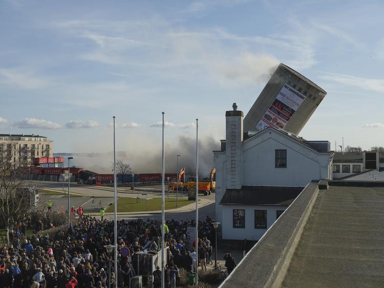 
    Silo-sprængning går galt på Vordingborg Havn, fredag den 6. april 2018. Siloen, der er 53 meter høj, falder til den forkerte side og lander i det lokale bibliotek.
   Rasmussen Per/Ritzau Scanpix