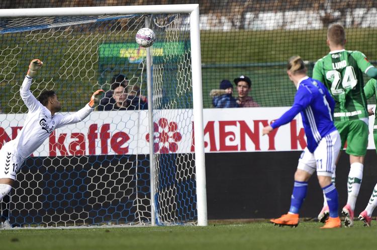 Jeppe Kjær følger bolden på vej i mål til 1-0.  Tariq Mikkel Khan/Ritzau Scanpix