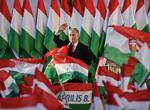 Omkring hver anden ungarer ventes at stemme på Orbans Fidesz-parti ved dagens valg. Darko Vojinovic/AP