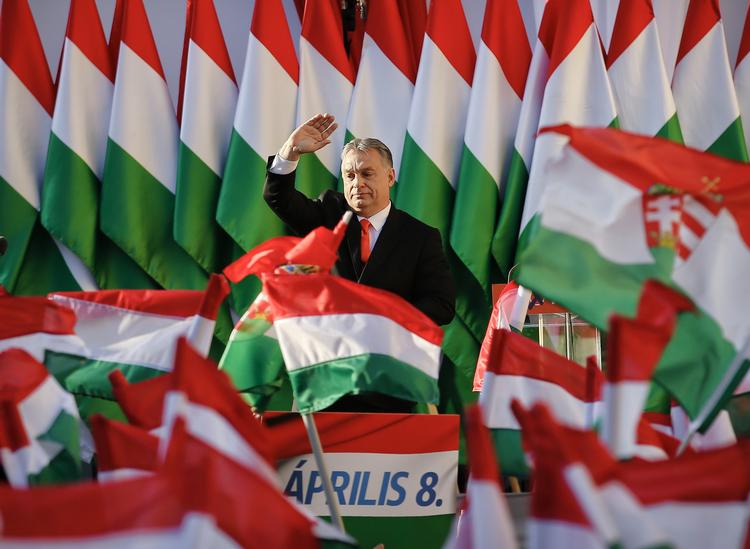 Omkring hver anden ungarer ventes at stemme på Orbans Fidesz-parti ved dagens valg. Darko Vojinovic/AP