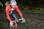 Mads Pedersen er søgt ud i vejkanten for at undgå de mest mudrede brosten under torsdagens træningstur inden Paris-Roubaix.
   Andreas Haubjerg/POLFOTO