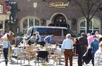 Mennesker samles foran en restaurant i den tyske by Münster, efter at en varebil er kørt ind i en menneskemængde.  Stephan R./AP