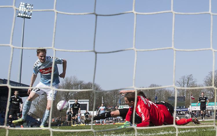 Kampens mål scorede Mads Hvilsom i andet forsøg, efter Hannes Thor Halldorsson havde reddet den første afslutning. Claus Fisker/Ritzau Scanpix