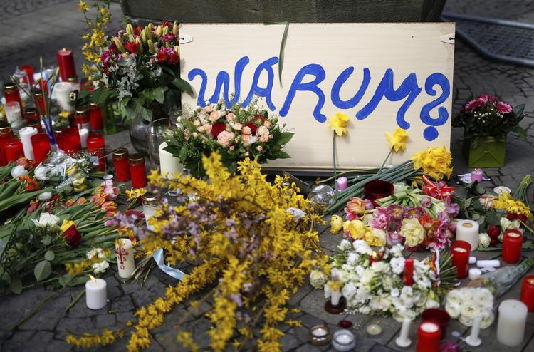 Borgerne i Münster spørger i dag 'warum', efter en 48-årig mand dræbte to og sårede 20. Ina Fassbender/AP