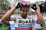 En hård dags slid i Paris-Roubaix er lykkeligt overstået for Peter Sagan.
   Jeff Pachoud/AP