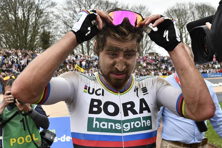 En hård dags slid i Paris-Roubaix er lykkeligt overstået for Peter Sagan.
   Jeff Pachoud/AP