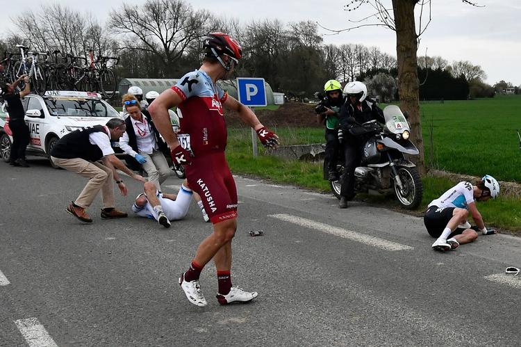 Paris-Roubaix var præget af talrige styrt. Her er det gået ud over blandt andre tyskeren Tony Martin og nordmanden Alexander Kristoff, men begge kom på cyklerne igen og fuldførte.
   Jeff Pachoud/Ritzau Scanpix