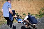 Belgieren Michael Goolaerts ligger bevidstløs efter at være styrtet på en af de første brostensstrækninger i Paris-Roubaix.
   David Stockman/Ritzau Scanpix