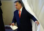 Viktor Orban ser ud til at kunne fortsætte som premierminister.  Darko Vojinovic/AP