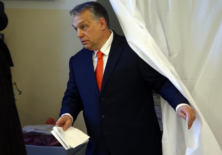 Viktor Orban ser ud til at kunne fortsætte som premierminister.  Darko Vojinovic/AP