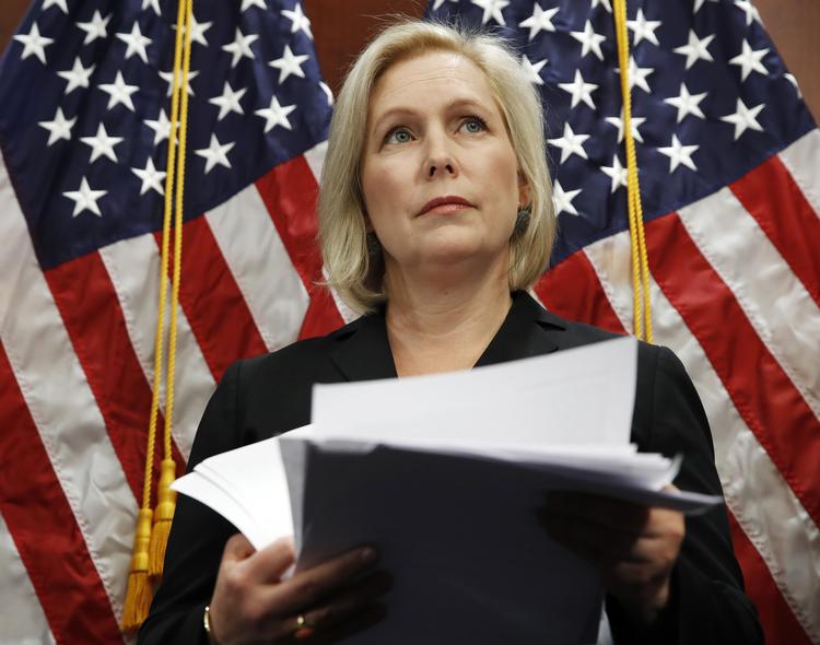 Internetaktivisten Markos Moulitsas mener at demokraterne skal satse på en kvindelig præsidentkandidat, hvor Kirsten Gillibrand (i midten), Kamala Harris og Elizabeth Warren er de bedste bud.  Jacquelyn Martin/AP