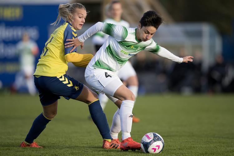 Brøndbys Stine Larsen og Fortunas Nevena Damjanovic i duel i efteråret. De to klubber er dem, der satser klart mest på kvindefodbold i Danmark.
   Peter Hove Olesen/POLFOTO