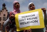 To unge kvinder demonstrerer i Frankfurt mod terror. Men nye tal fra den tyske efterretningstjeneste viser, at stadigt flere tilslutter sig salafismen, der spiller en væsentlig rolle i radikaliseringen af mange terrorister. Arkivfoto. Bernd Kammerer/AP