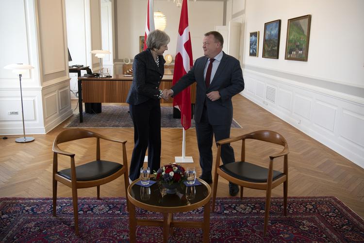 Mandag besøgte den britiske premierminister, Theresa May, Danmark. Her gentog hun, at hun er sikker på, at Rusland stod bag angreb på russisk eks-spion. 
    Løkke og May
   Peter Hove Olesen/POLFOTO