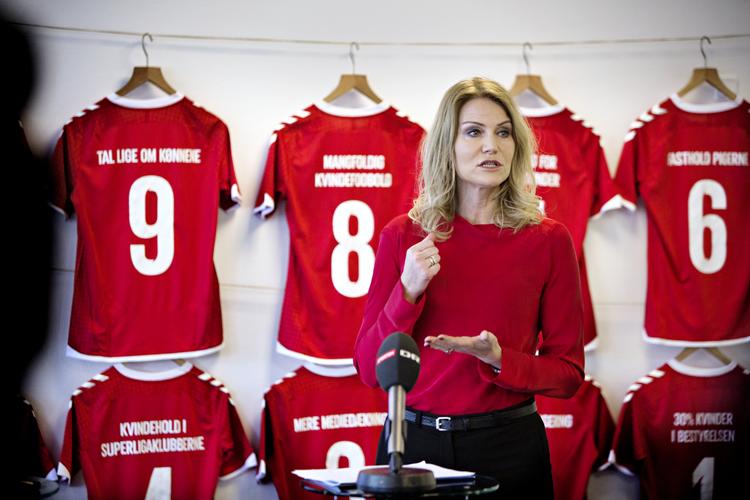 DBU’s Governance- og Udviklingskomité, Helle Thorning-Schmidt og formanden for unionen, Jesper Møller, mener, at tiden er ved at være moden til kvindekvoter i dansk fodbold.


   Martin Lehmann/POLFOTO