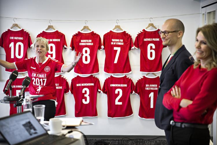 Lykke Friis, Helle Thorning-Schmidt og Christian Stadil var mandag i højt humør ved offentliggørelsen af Kvindekommissionens rapport.


   Martin Lehmann/POLFOTO