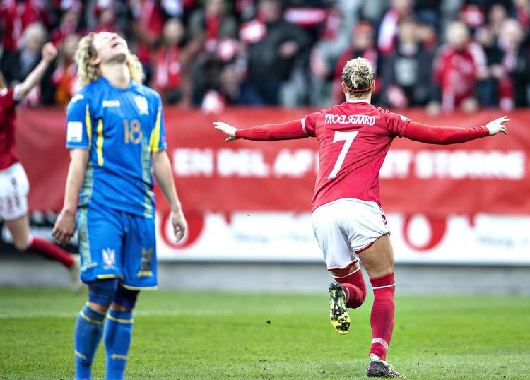 Sanne Troelsgaard jagtede længe en målchance mod Ukraine, og i anden halvleg fik hun bolden sendt over stregen til dansk sejr. Henning Bagger/Ritzau Scanpix