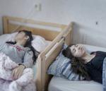 Djeneta (til højre) har været sengeliggende og fuldstændig apatisk i to et halvt år, og hendes søster Ibadeta i seks måneder, i Horndal i Sverige. De har 'uppgivenhetssyndrom' (modløshedssyndrom), en lidelse, som kun menes at eksistere blandt flygtninge i Sverige. Foto: Magnus Wennman, Aftonbladet 