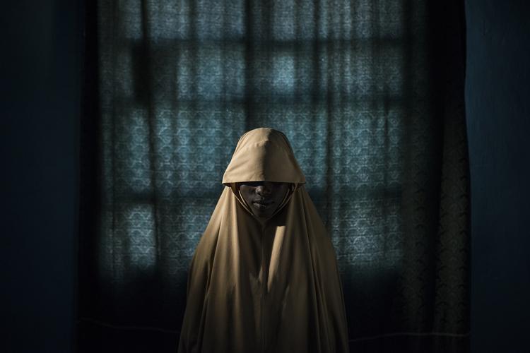 14-årige Aisha er en af de piger, det lykkedes at slippe væk fra Boko Haram. Her er hun fotograferet af Adam Ferguson, fotograf for The New York Times.

   Adam Ferguson/Photo by Adam Ferguson for The New York Times