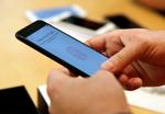 En ny standard for logins nettet betyder at biometrisk login (som Apples Touch ID på billedet herover) kan kombineres med krypterede sikkerheds-oplysninger fra din telefon eller computer og til sammen unødvendiggøre et kodeord. Kiichiro Sato/AP