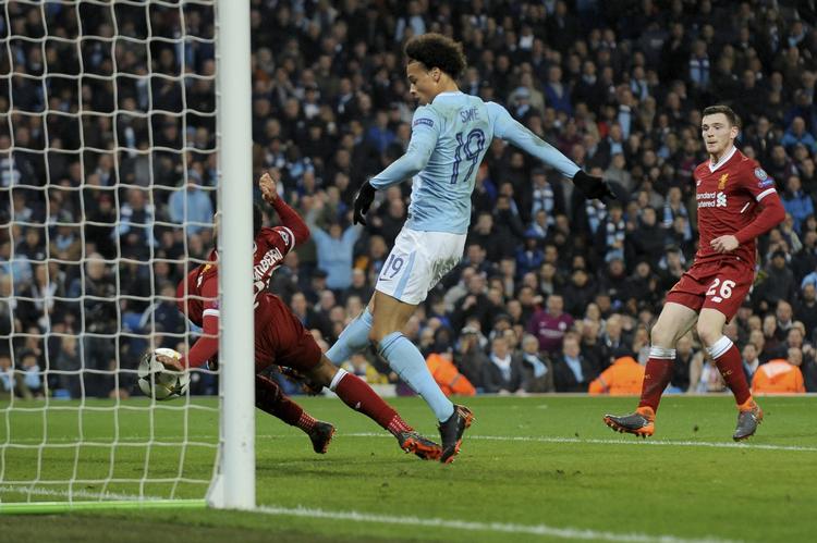En situation, der skabte stor bitterhed hos City-manager Pep Guardiola: Leroy Sane scorer i første halvleg til 2-0, tror de fleste, men ikke dommerne, der annullerede scoringen. 
   Rui Vieira/AP