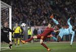 Barcelonas målmand Marc-Andre ter Stegen kæmper hårdt for at holde bolden ude af mål under opgøret i Rom tirsdag aften. Gregorio Borgia/AP