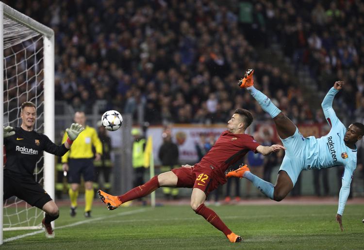 Barcelonas målmand Marc-Andre ter Stegen kæmper hårdt for at holde bolden ude af mål under opgøret i Rom tirsdag aften. Gregorio Borgia/AP