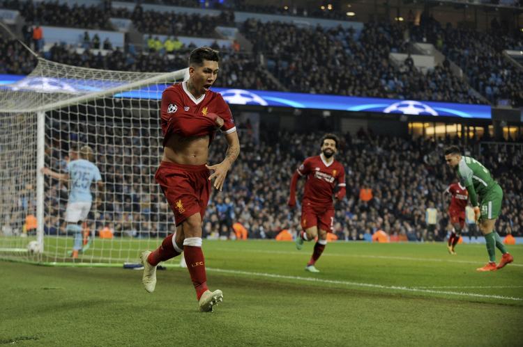 Liverpools Roberto Firmino har scoret til 2-1 mod Manchester City, og hans hold er godt på vej til semifinalen i Champions League.
   Rui Vieira/AP