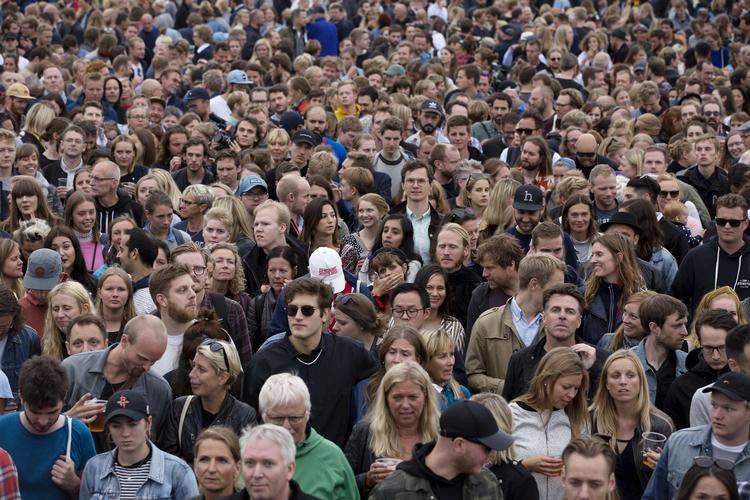 I USA tester flere virksomheder 'predictive policing', præventive politi-teknologier, der måske kan forudsige, hvem i en befolkning, der begår kriminalitet. Måske det en dag skal bruges i Danmark. Her publikumsfoto fra Festivalen Haven, Refshaleøen i København. Thomas Borberg/POLFOTO
