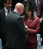 USA's FN-ambassadør, Nikki Haley, diskuterer med sin russiske kollega, Vasily Nebenzya, forud for FN-mødet i går om det formodede giftangreb i Syrien. Det er Ruslands ambassadør i Libanon, der har truet med konsekvenser, hvis amerikanerne bomber i Syrien.  Julie Jacobson/AP