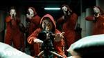Det er dette billede fra tv-serien 'Money Heist', som hackerne lagde ind på de populære musikvideoer.  Pressefoto Netflix