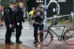 I retten i dag forklarede det tiltalte bandemedlem, at han ikke troede, der var nogen mennesker, da han affyrede fire skud mod Den Røde Plads på Nørrebro en septembernat sidste år. En mand og en kvinde kom dog cyklende - begge blev ramt af skud.  Jens Dresling/POLFOTO