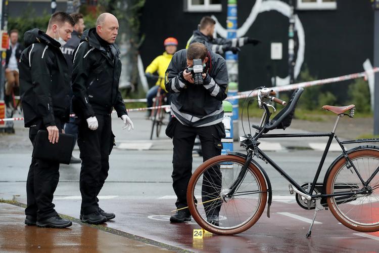 I retten i dag forklarede det tiltalte bandemedlem, at han ikke troede, der var nogen mennesker, da han affyrede fire skud mod Den Røde Plads på Nørrebro en septembernat sidste år. En mand og en kvinde kom dog cyklende - begge blev ramt af skud.  Jens Dresling/POLFOTO