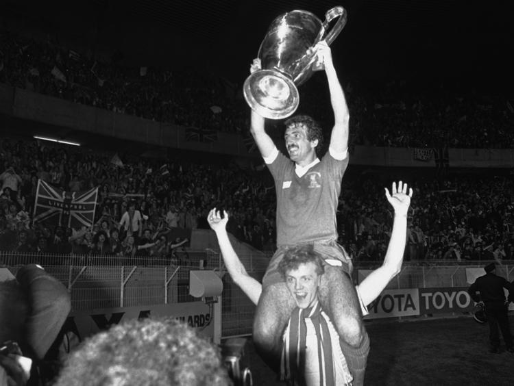 Liverpools Alan Kennedy med trofæet på skuldrene af  en holdkammerat efter 1-0-sejren over Real Madrid i 1981.  Michel Lipchitz/AP