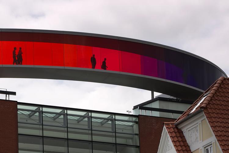 Fra i næste uge og fire uger frem vil paraboler stikke ud fra facaden på en af de mest markante bygninger i Aarhus centrum, når den kunststuderende Banaan Al-Nassers værk pryder ARoS.  Finn Frandsen/POLFOTO
