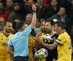Gianluigi Buffon  fik rødt efter dommeren havde dømt straffespark.  Francisco Seco/AP