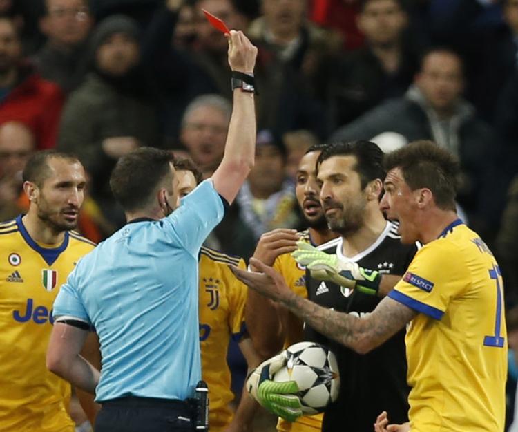 Gianluigi Buffon  fik rødt efter dommeren havde dømt straffespark.  Francisco Seco/AP