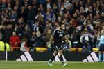 Gianluigi Buffon går den tunge gang ud af banen efter sit røde kort.  Francisco Seco/AP